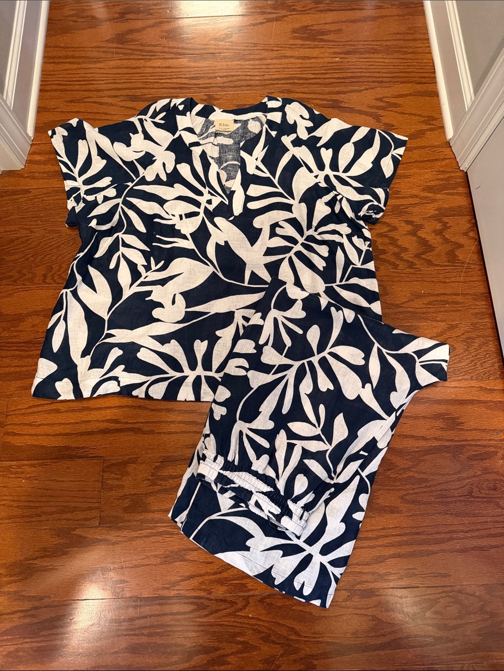 Elie Tahari Navy and White Tropical Print Blouse and pants 2x